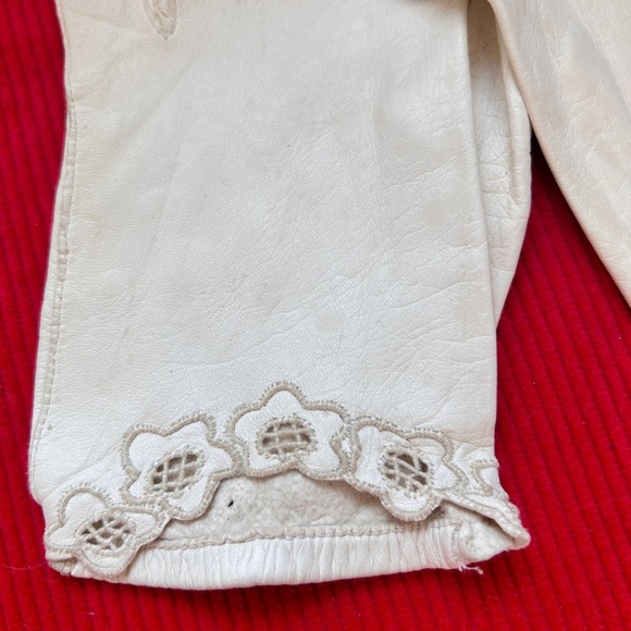 Vintage 50s 60s Goatskin Leather Gloves with Embroidered Trim – Cream – Small - Picture 3 of 7